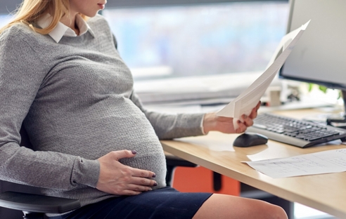 При временном переводе к другому работодателю срочный договор продлят, если сотрудница беременна При временном переводе к другому работодателю срочный договор продлят, если сотрудница беременна