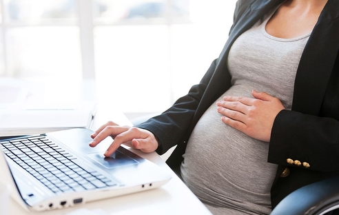 Отпуск для беременной, совмещающей работу, может начинаться с разных дат по каждому месту работы
