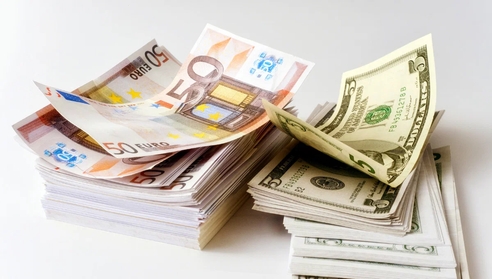 Доллары и евро становятся токсичными: как действовать инвесторам
