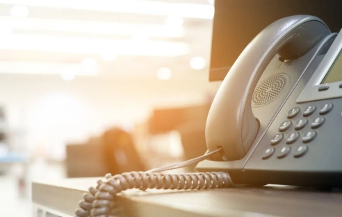 Если сотрудник может уходить с рабочего места на обед, на телефон он может не отвечать. Даже директор Если сотрудник может уходить с рабочего места на обед, на телефон он может не отвечать. Даже директор