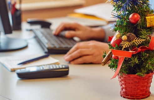 Работодатель не может выбирать праздники для двойной оплаты Работодатель не может выбирать праздники для двойной оплаты