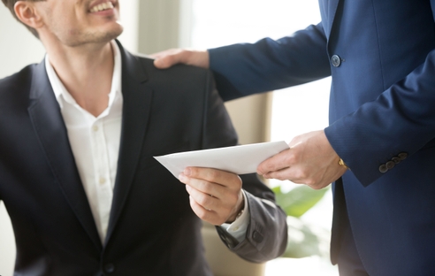 Роструд указал, что зарплата и отпускные — разные выплаты. Но компенсация за задержку есть в обоих случаях Роструд указал, что зарплата и отпускные — разные выплаты. Но компенсация за задержку есть в обоих случаях