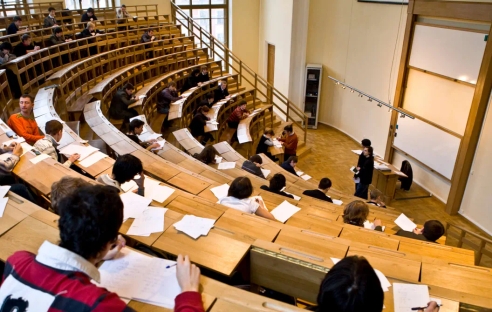 Минфин объяснил, что с НДФЛ и взносами, если работодатель оплачивает обучение детей своих сотрудников Минфин объяснил, что с НДФЛ и взносами, если работодатель оплачивает обучение детей своих сотрудников