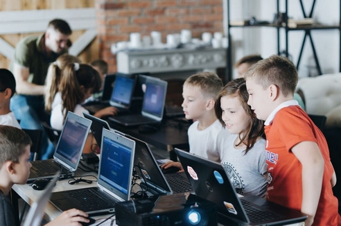 Родители уже знают, что такое цифровизация, и как она повлияет на профессиональное будущее их детей
Родители уже знают, что такое цифровизация, и как она повлияет на профессиональное будущее их детей